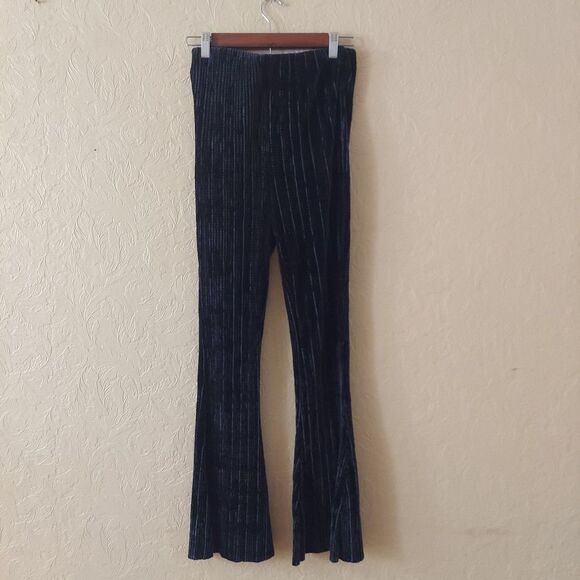 Urban Outfitters Black Crinkle Velvet Flare Pull-on Pants Sz Small - Picture 1 of 11